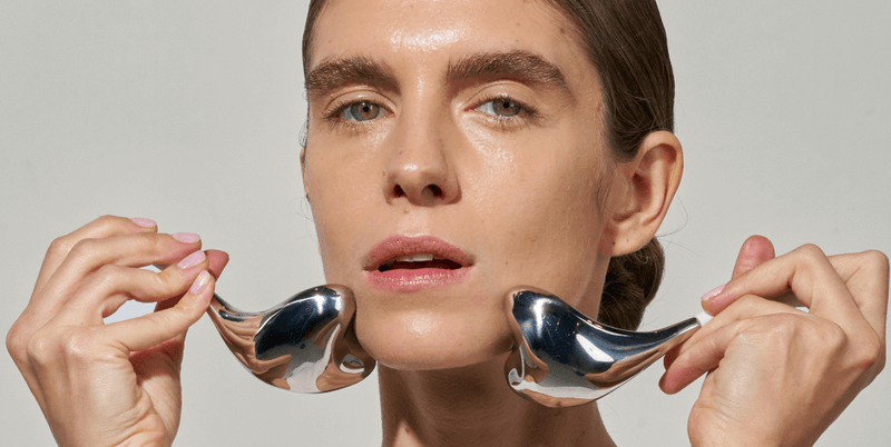 Massage du visage avec Cryo Spoons rafraîchissantes pour une peau lissée et tonifiée – Beauty Tools Day+
