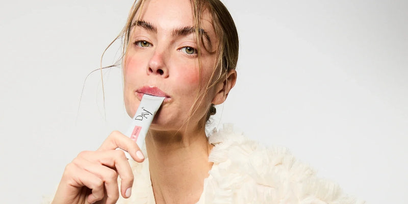 Stick Collagène & Spiruline+ : le complément beauté à boire à base de collagène marin, de spiruline, d'acide hyaluronique, de grenade et de zinc – Compléments alimentaires Day+