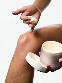 Application du Baume Corps Nourrissant de chez Day+ à la texture onctueuse et fondante.