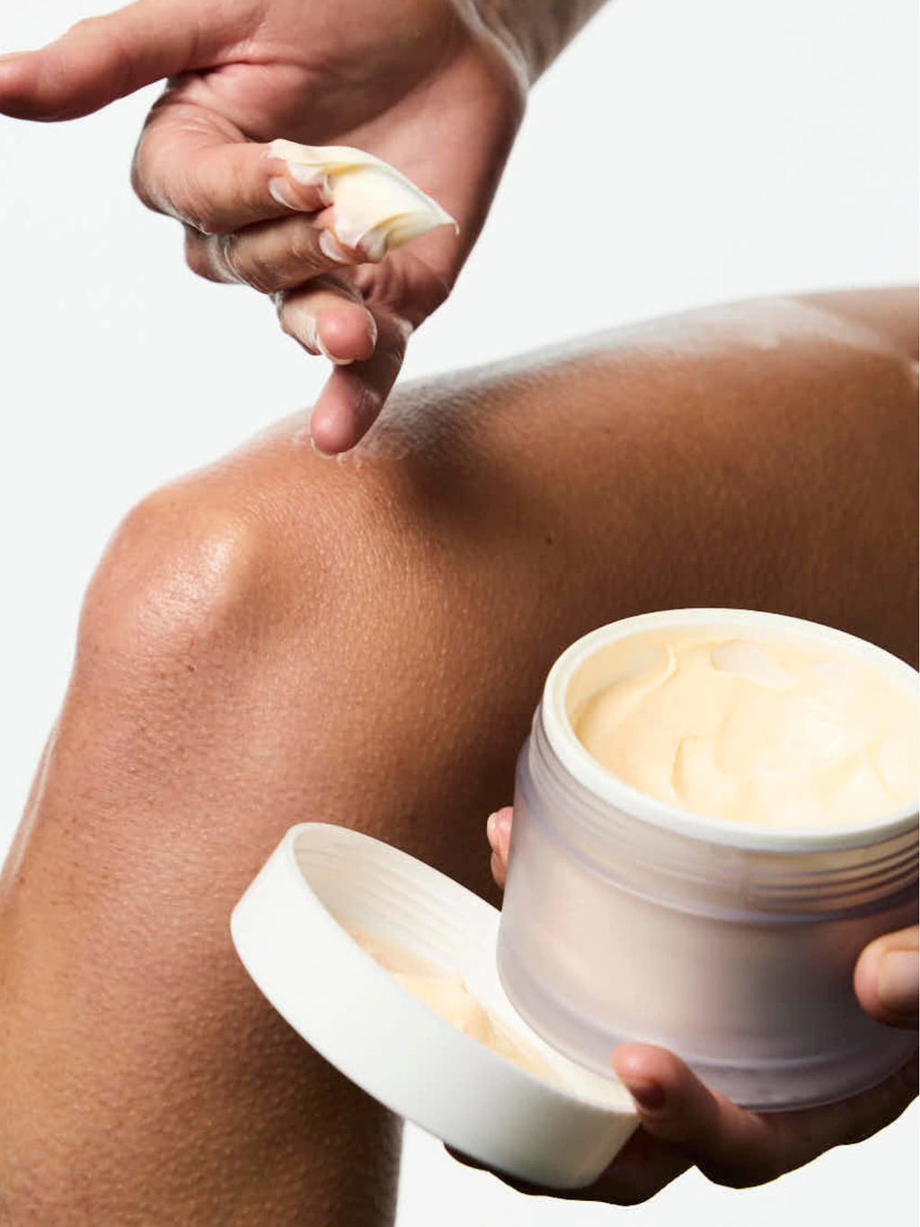 Application du Baume Corps Nourrissant.