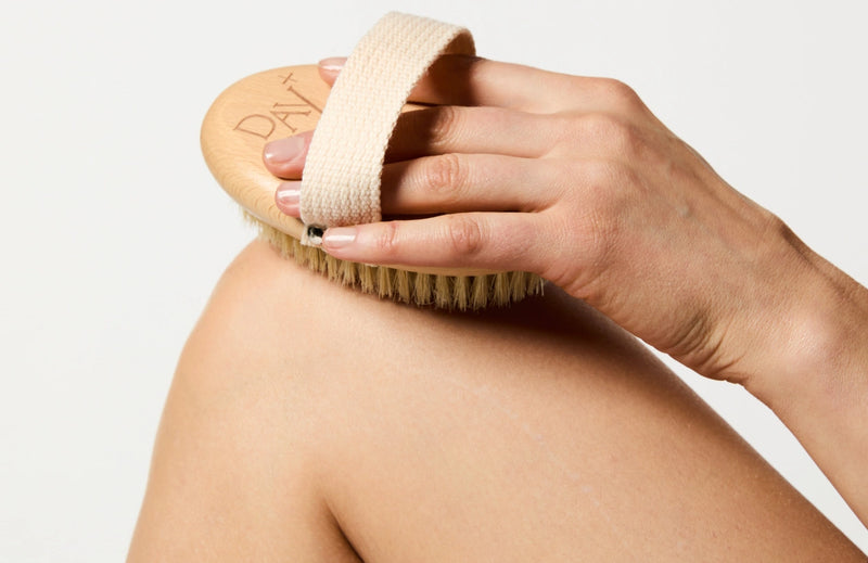 Utilisation de la Brosse Corps Day+ pour réaliser un brossage à sec.