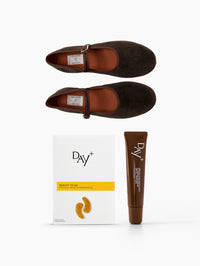 Collaboration de Noël Capulette x Day+ composé des iconiques Bambina en velours marron, des patchs hydratants et de l'indispensable Sérum Lèvres Marron.