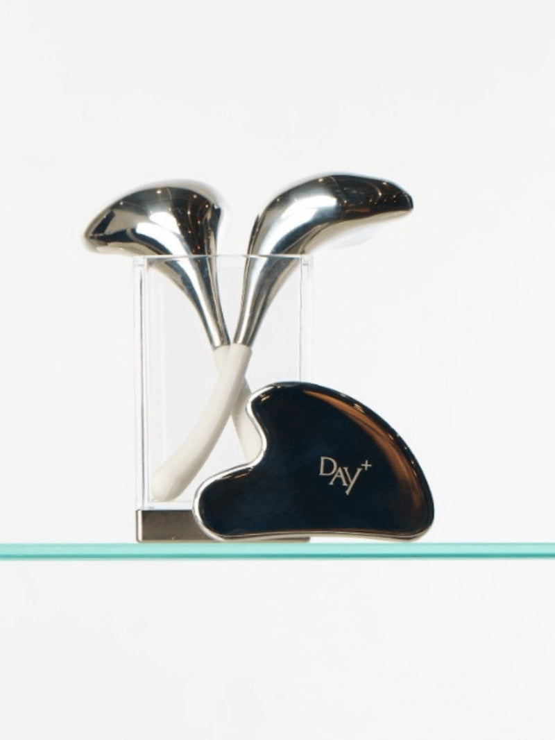 Duo de Beauty Tools : un set de Cryo Spoons Day+ et un Gua-Sha Day+ en acier inoxydable.