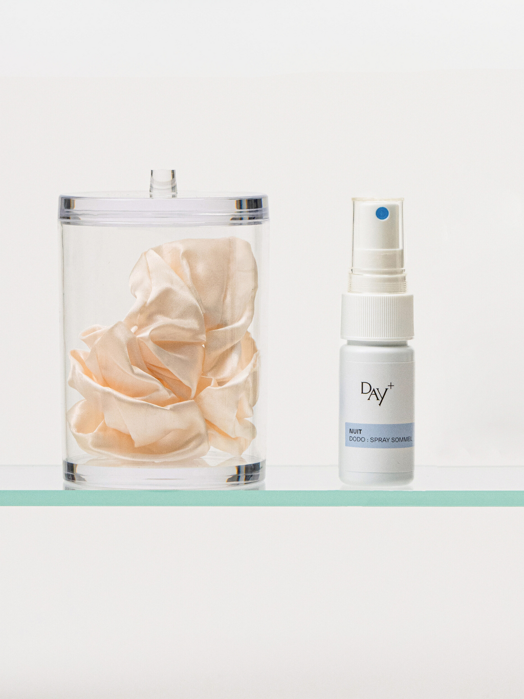 Tube de Dodo Spray sommeil posé sur une étagère dans une salle de bain.