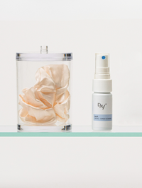 Tube de Dodo Spray sommeil posé sur une étagère dans une salle de bain.