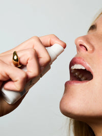 Femme se pulvérisant dans la bouche le Spray Sommeil Dodo.