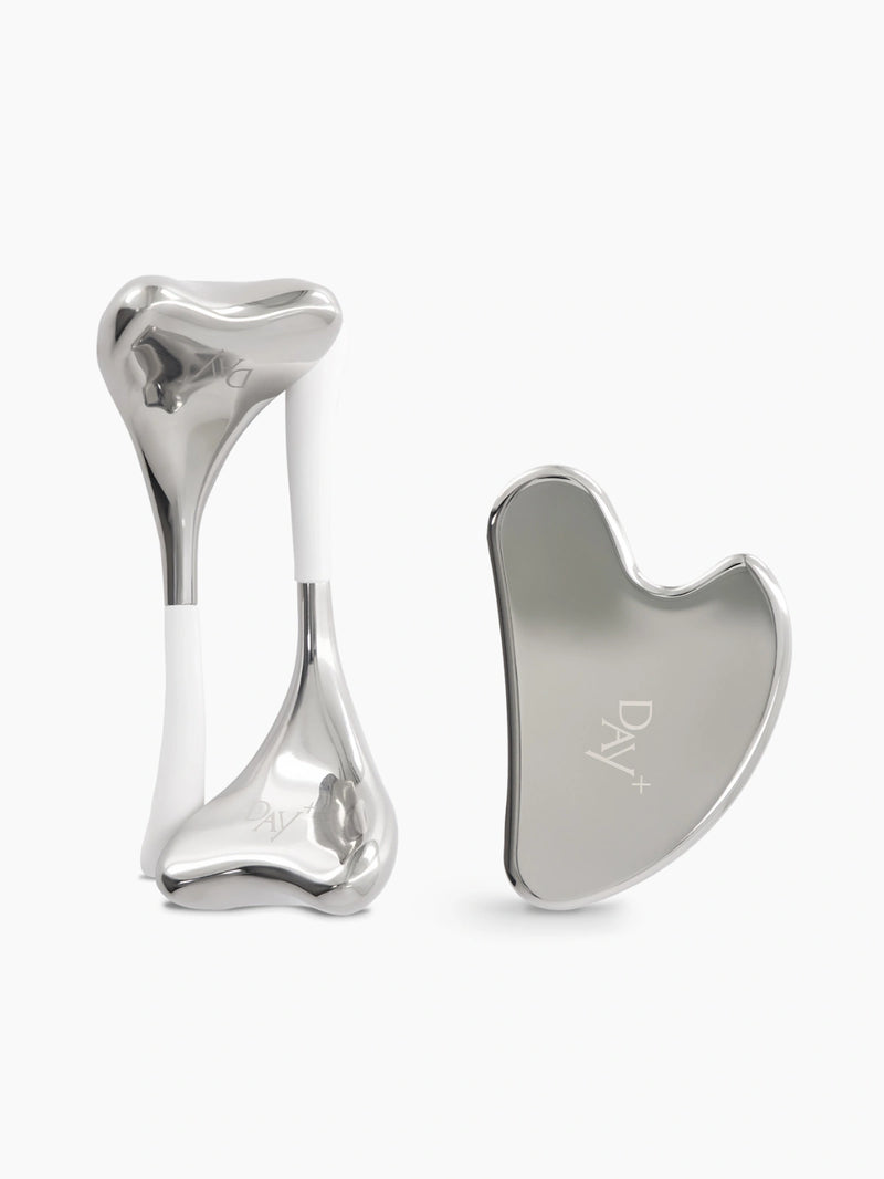 Duo de Beauty Tools : le Gua-Sha Day+ et un set de Cryo Spoons Day+ en acier inoxydable.
