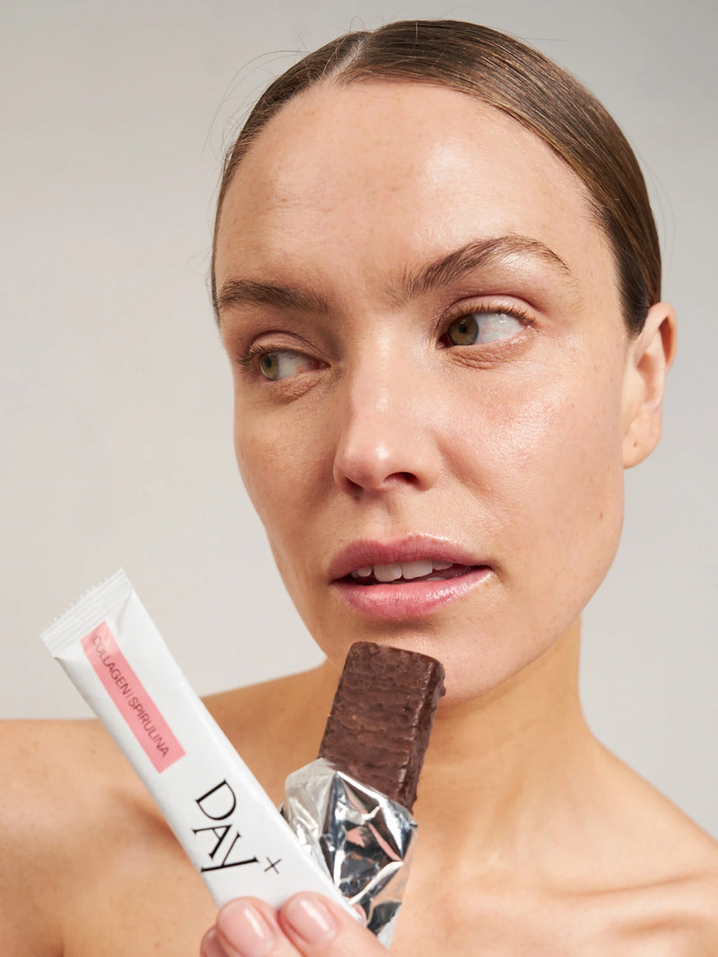 Duo Collagène composé du stick au Collagène best-seller et la Barre Vegan Booster de Collagène au chocolat noisette Day+ x Super Nature.