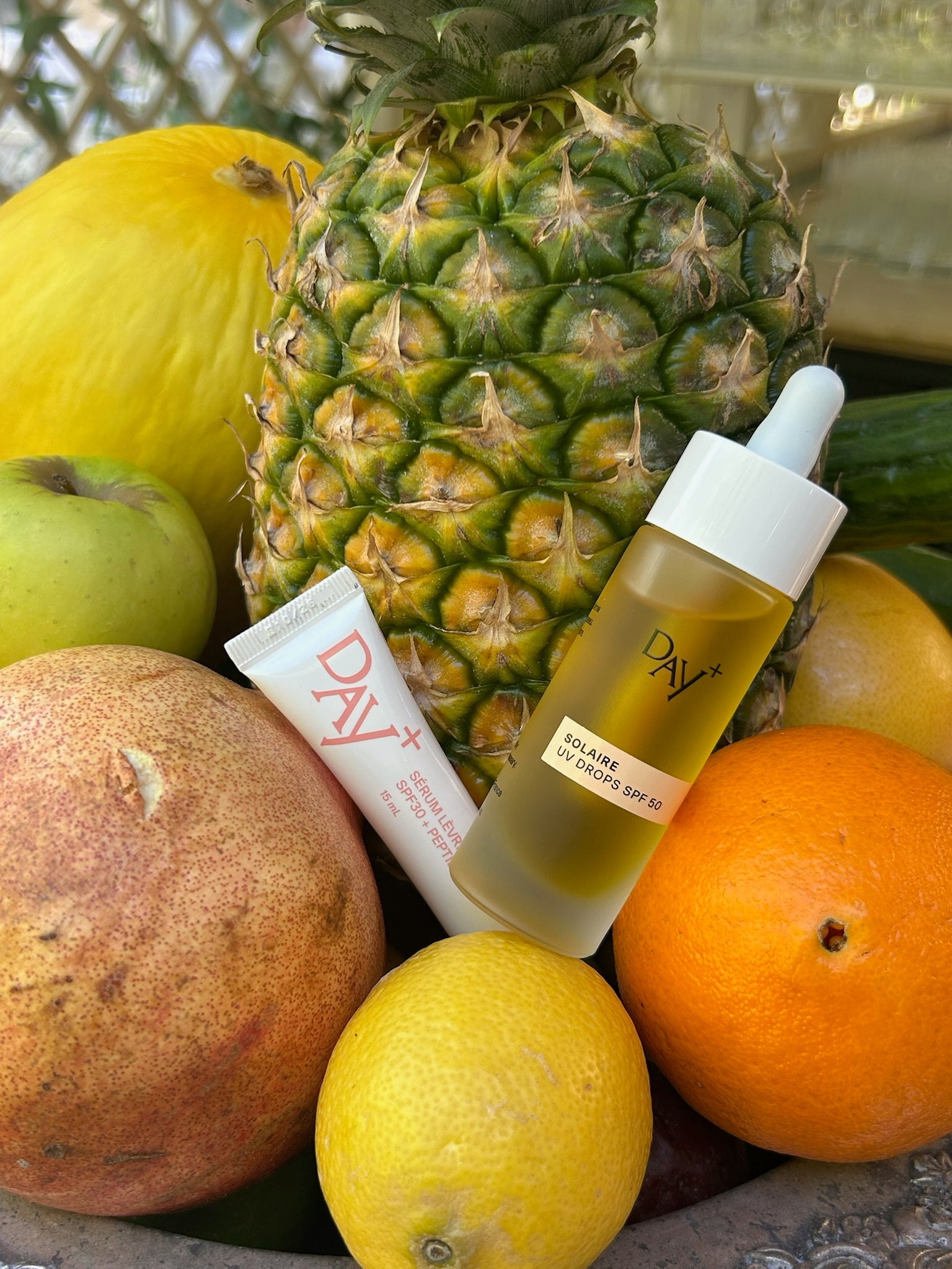 Duo SPF au milieu des fruits.