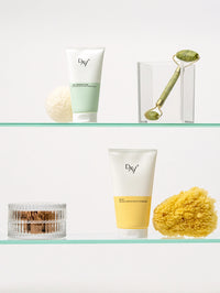 Tubes du duo de masques sur une étagère : le Masque Réparateur & Gommage et le Masque Exfoliant Perfecteur.