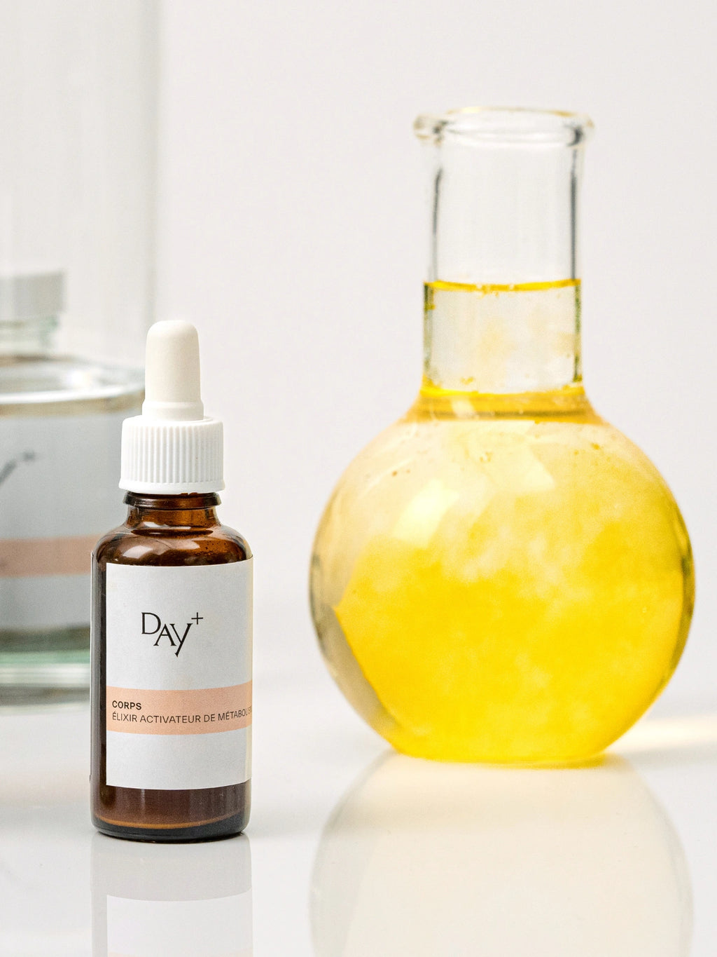 Gouttes d'Élixir Activateur de Métabolisme diluées dans un verre d'eau.