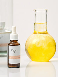 Gouttes d'Élixir Activateur de Métabolisme diluées dans un verre d'eau.