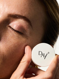 Femme ayant le Eyes & Cheeks Gloss sur la paupière.