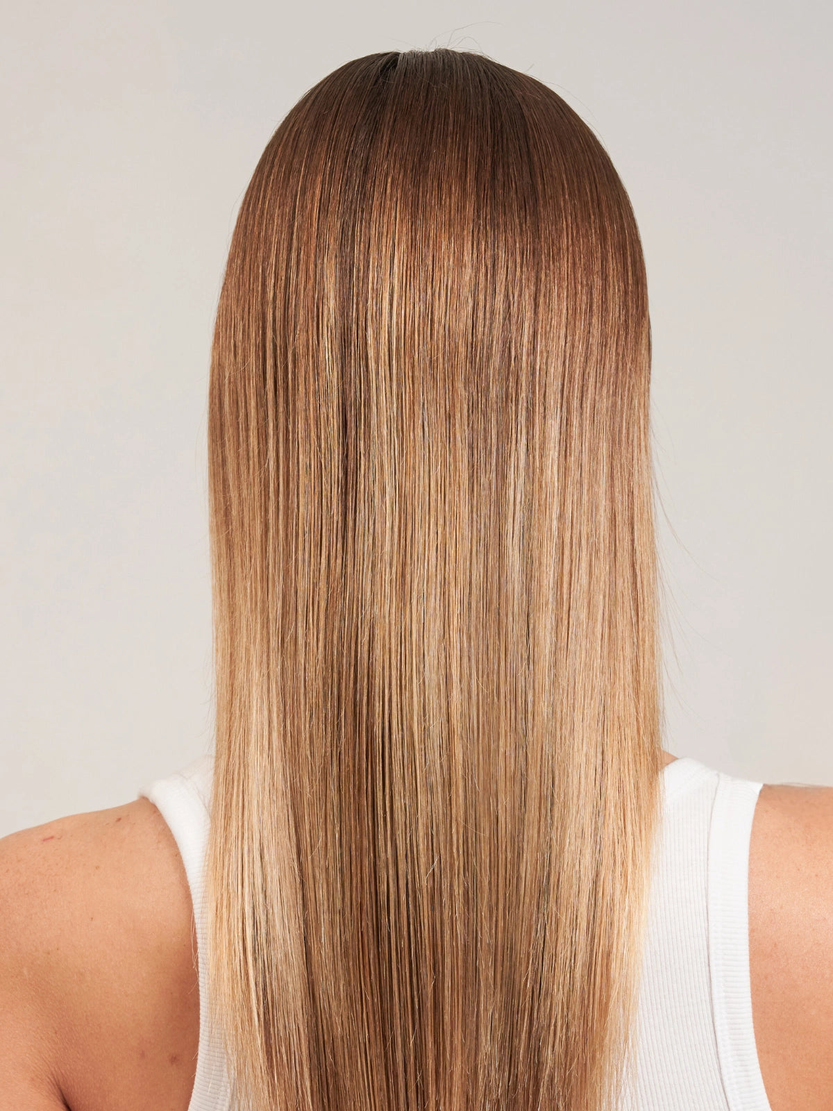 Focus sur des cheveux longs blonds brillants et sains.