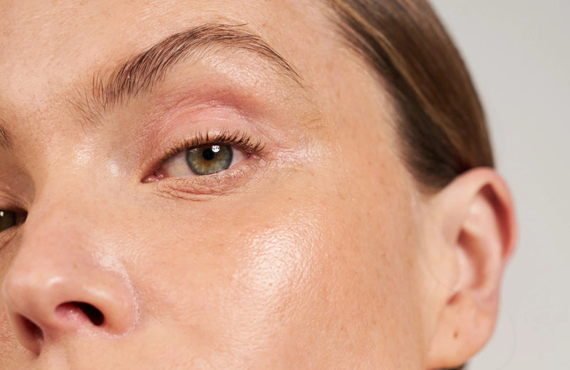 Focus sur une peau glowy et saine.