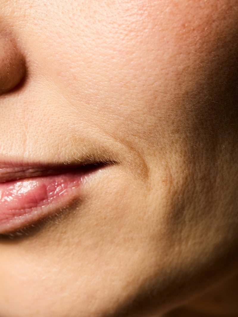 Zoome sur les rides d'expression du visage.