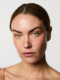 Visage d'une femme avec la peau nette et sans imperfections.