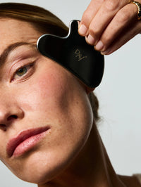Routine de soin visage à l'aide du Gua Sha Day+ en acier inoxydable.