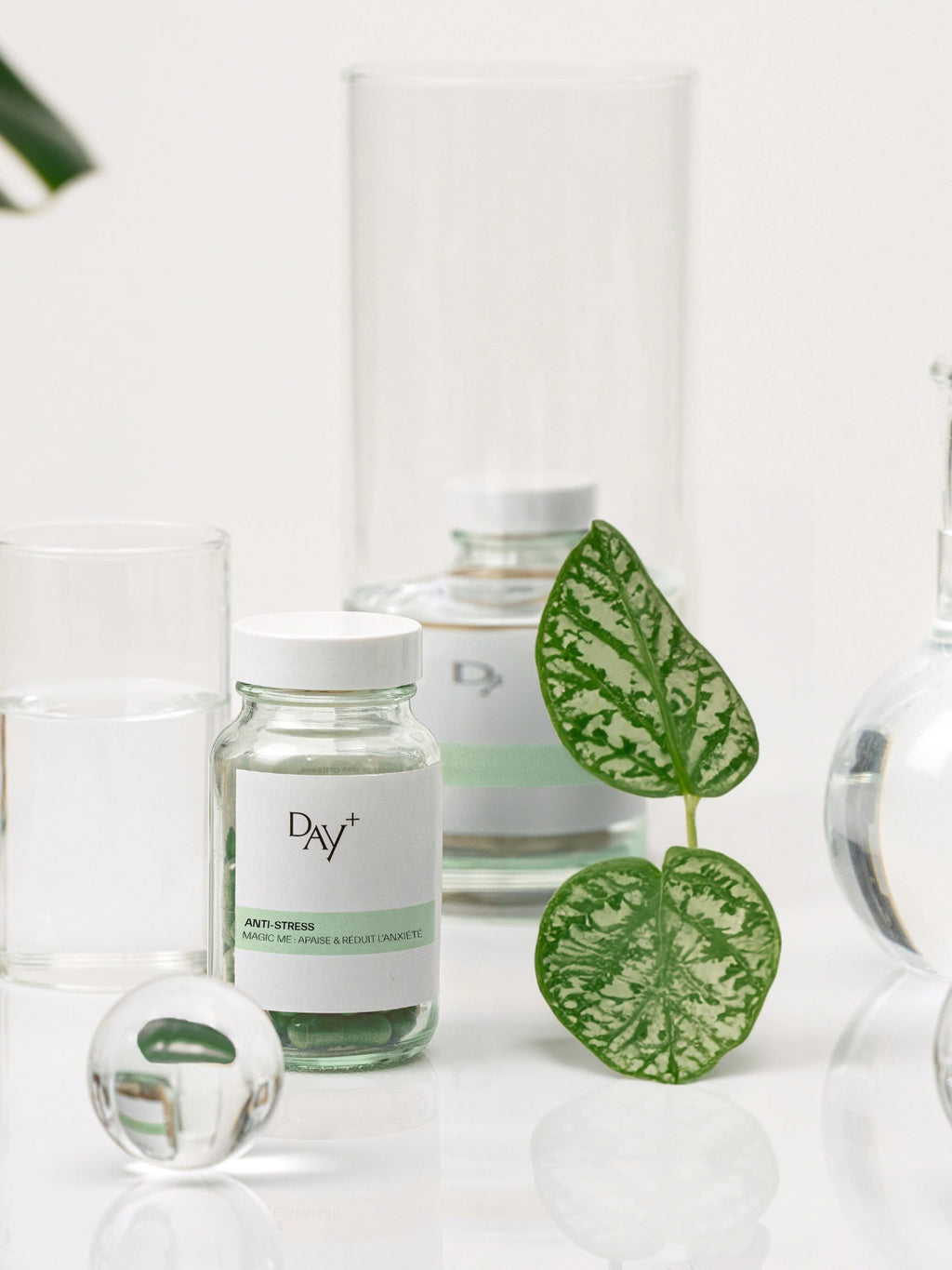 Pilulier du complément alimentaire anti-stress Magic Me dans une scène de vie.