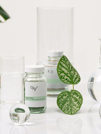 Pilulier du complément alimentaire anti-stress Magic Me dans une scène de vie.