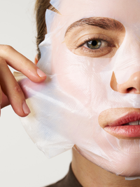 Routine de soins avec le Masque Collagène en Biocellulose.