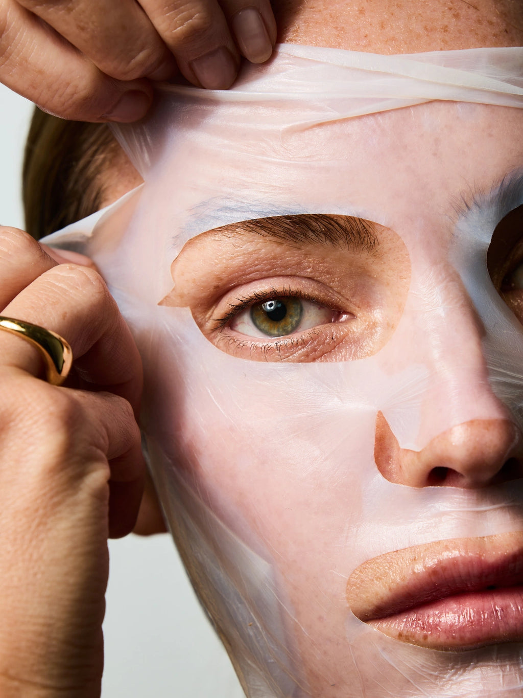 Femme s'appliquant le Masque Biocellulose au collagène.