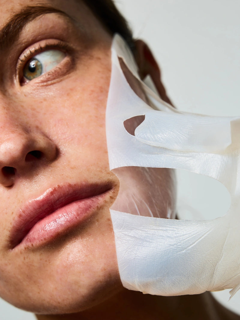 Femme retirant un Masque Biocellulose au collagène.