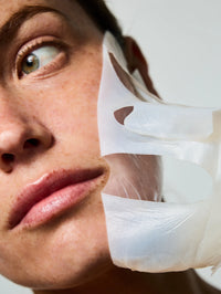 Femme retirant un Masque Biocellulose au collagène.