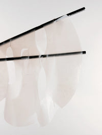 Zoom sur la texture du Masque collagène en Biocellulose posé sur des baguettes.