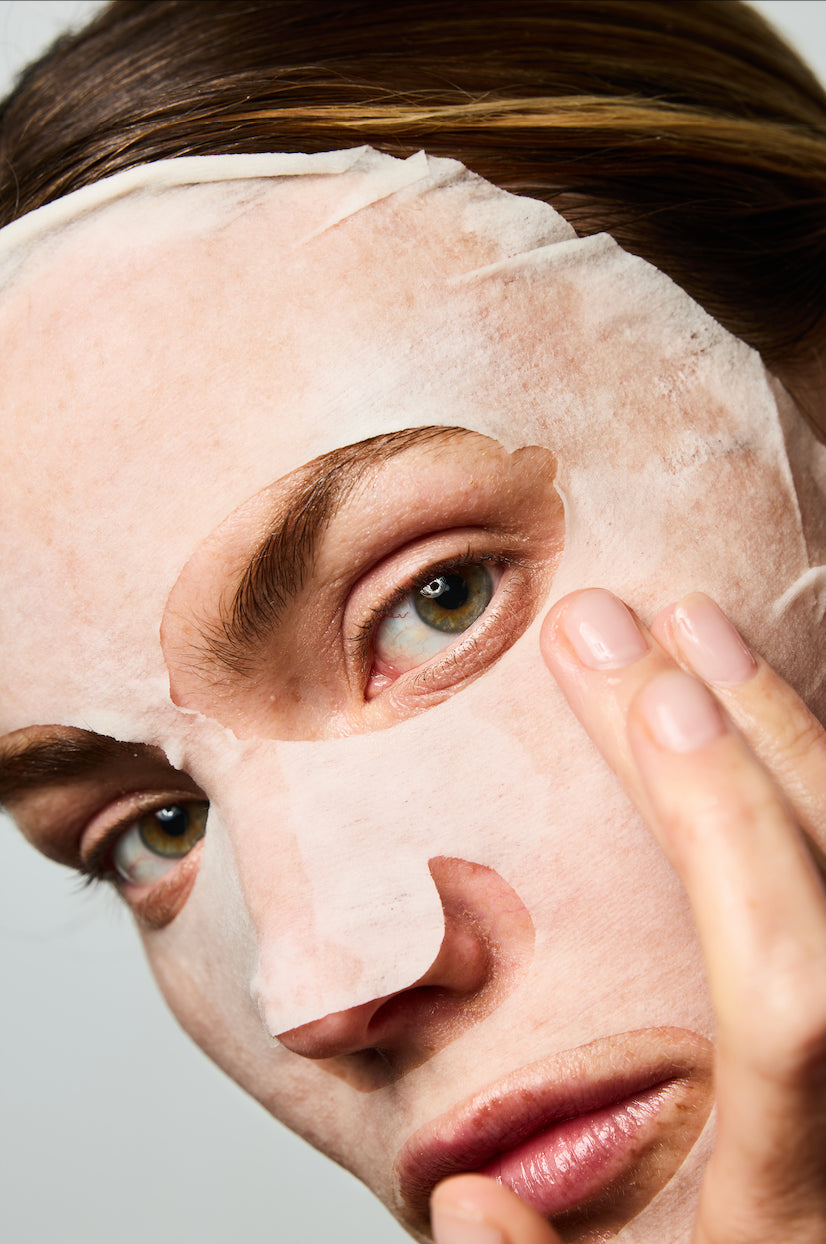 Femme portant un masque en tissu sur le visage.