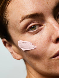 Femme avec le Masque Exfoliant Perfecteur sur le visage.