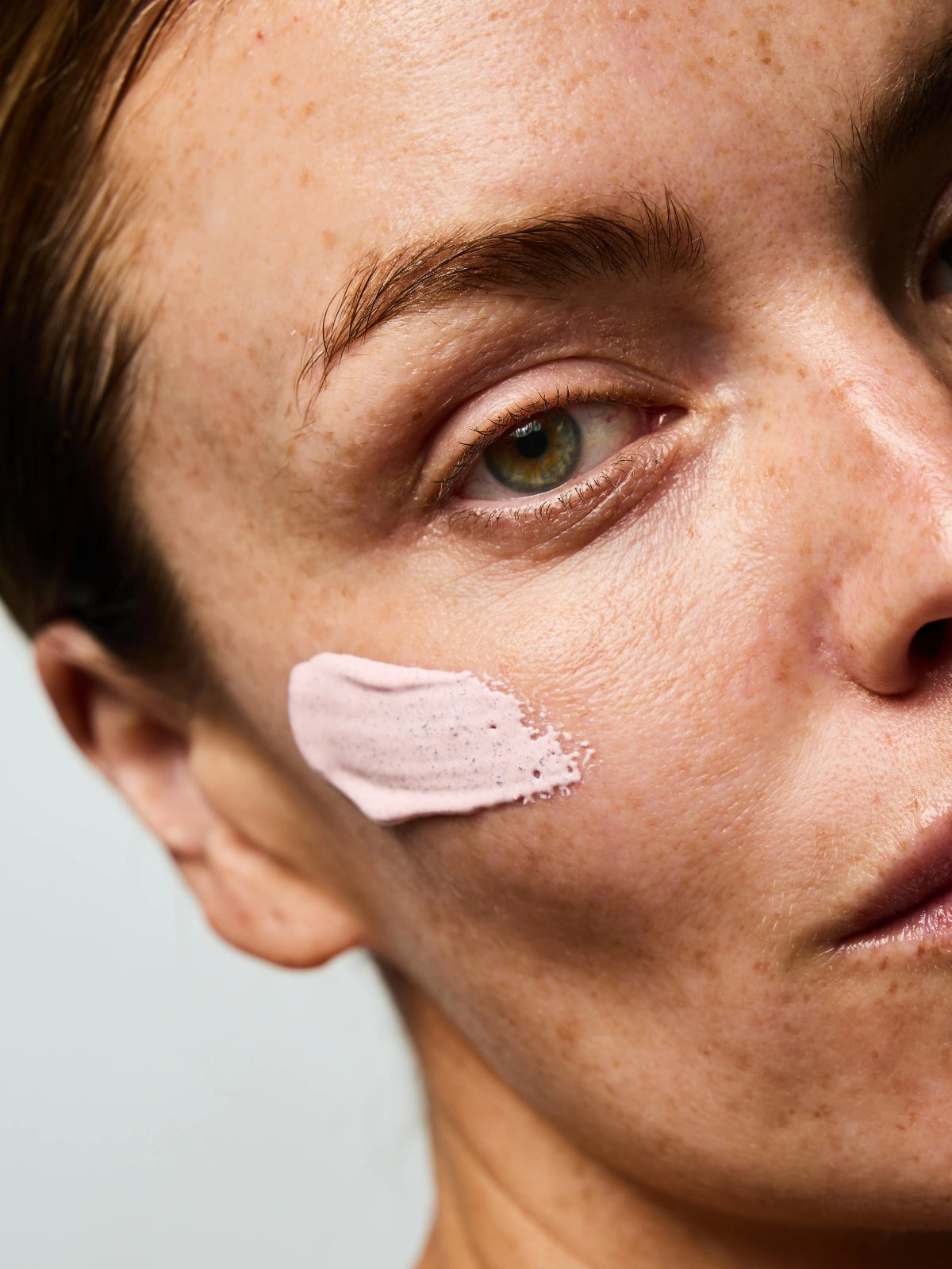 Femme avec le Masque Exfoliant Perfecteur sur le visage.