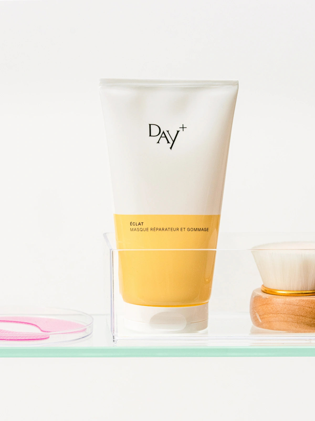 Tube du Masque Réparateur & Gommage posé sur une étaggère aux côtés d'autres produits skincare.