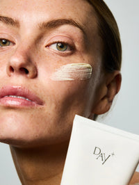 Femme s'appliquant le Masque Réparateur & Gommage sur le visage.