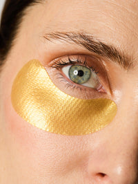 Zoom sur la texture jaune irisée des Patchs Yeux Anti-âge.