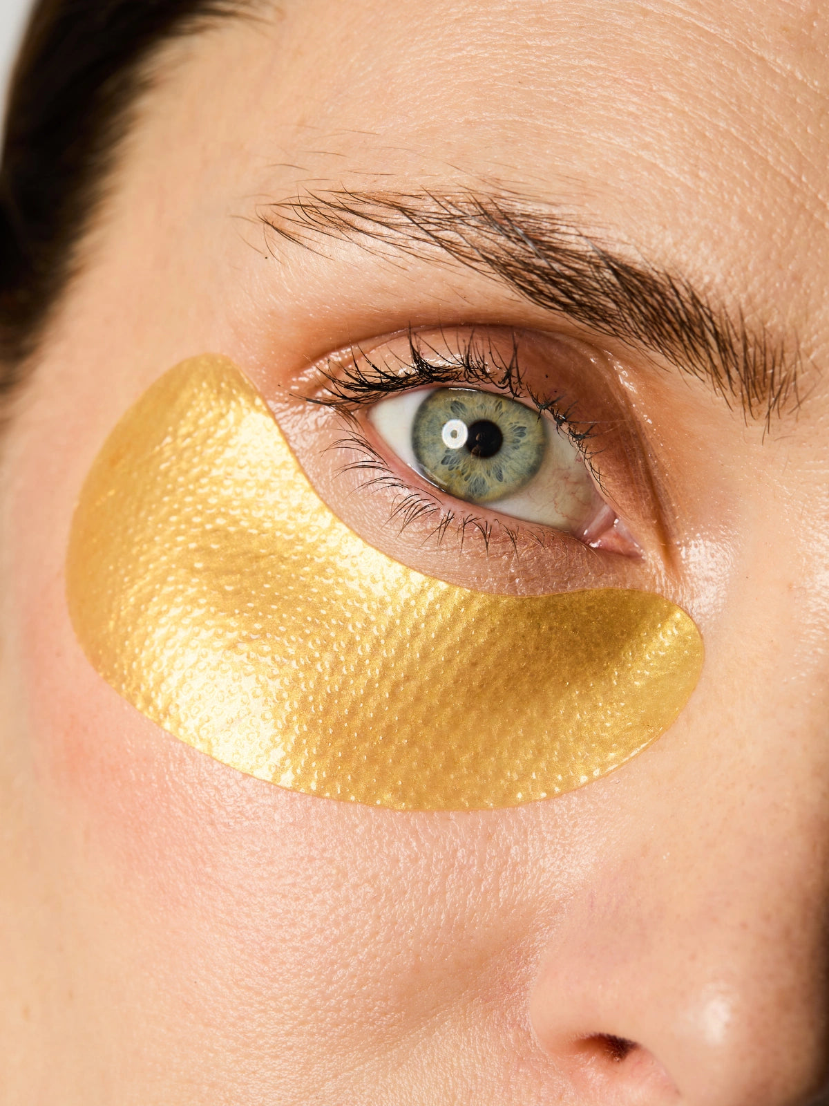 Zoom sur la texture jaune irisée des Patchs Yeux Anti-âge.
