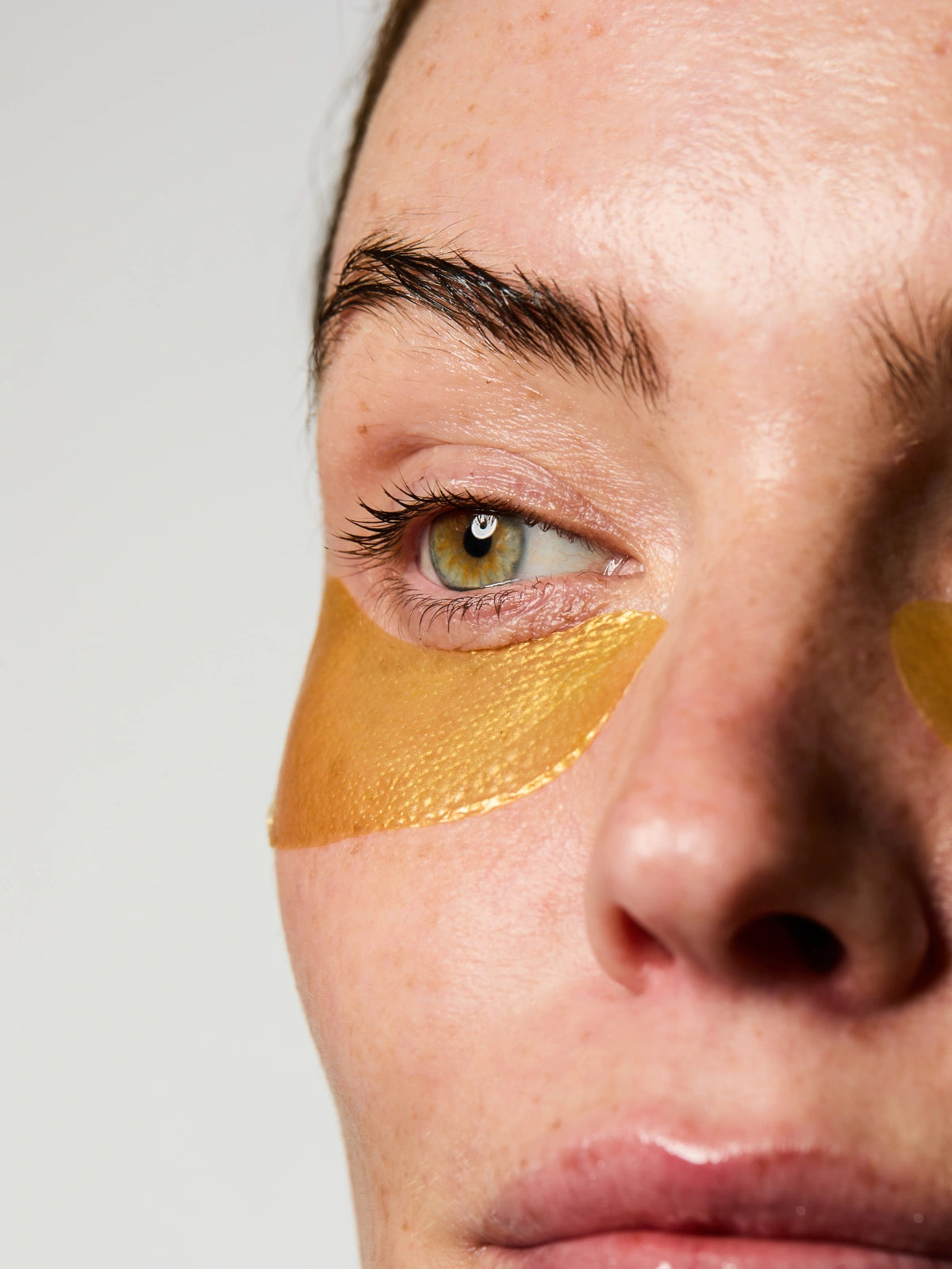 Zoom sur la texture et la couleur jaune-or des Patchs Yeux Anti-âge.