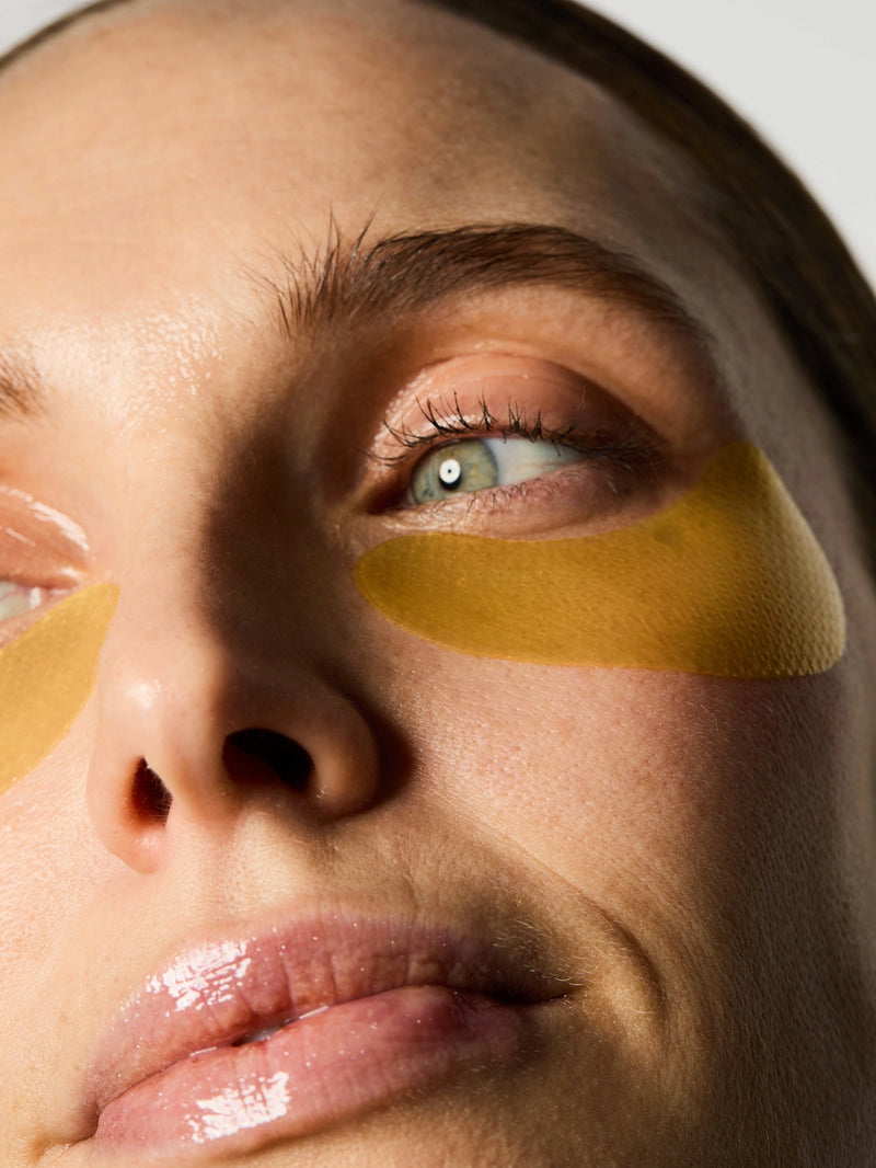 Zoom sur la texture et la couleur jaune dorée des Patchs Anti-âge.