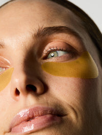 Zoom sur la texture et la couleur jaune dorée des Patchs Anti-âge.