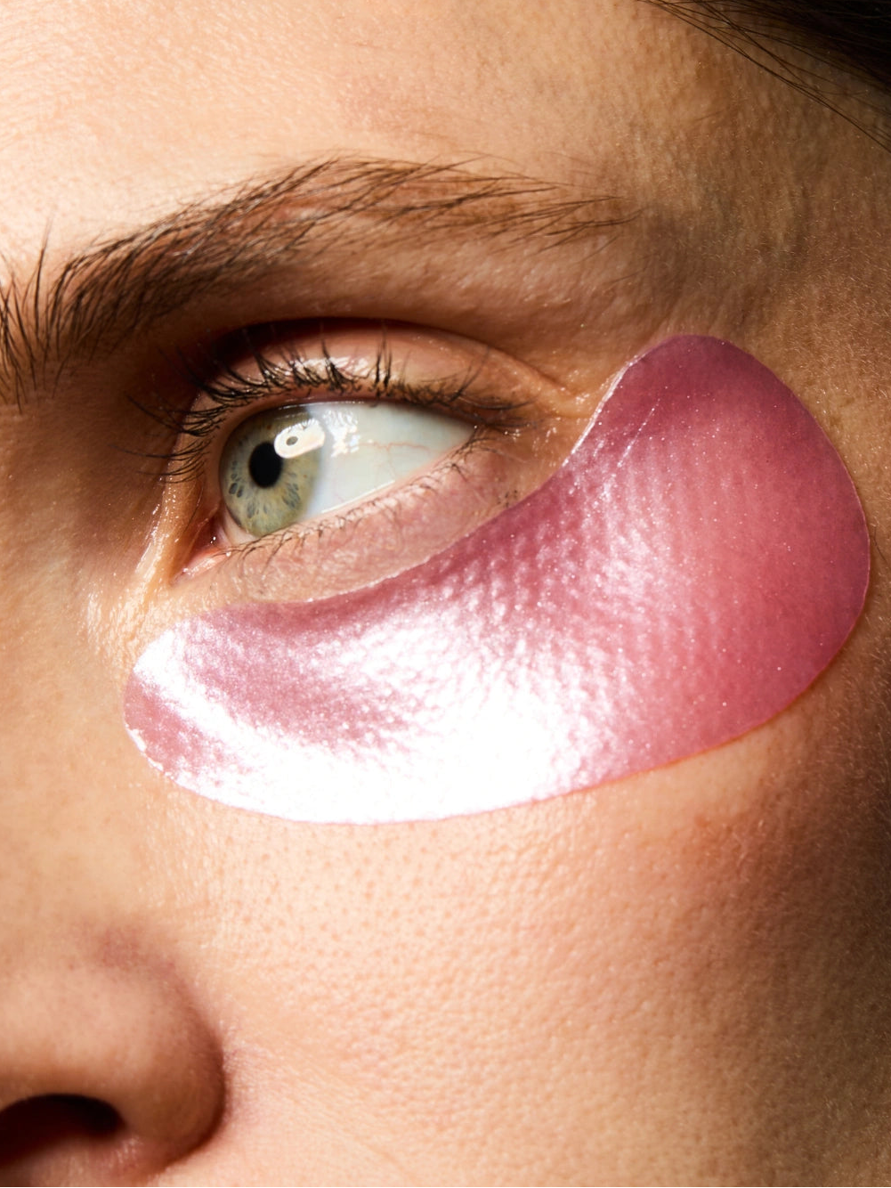 Zoom sur la texture et la couleur rosée des Patchs Yeux Anti-cernes.