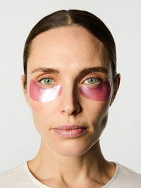 Routine de soins avec les Patchs Yeux Anti-cernes.