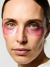 Routine de soin avec les Patchs Anti-cernes de couleur rose irisé.