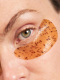 Zoom sur les Patchs Yeux Hydratants marron tachetés.