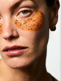 Femme portant les Patchs Yeux Hydratants.