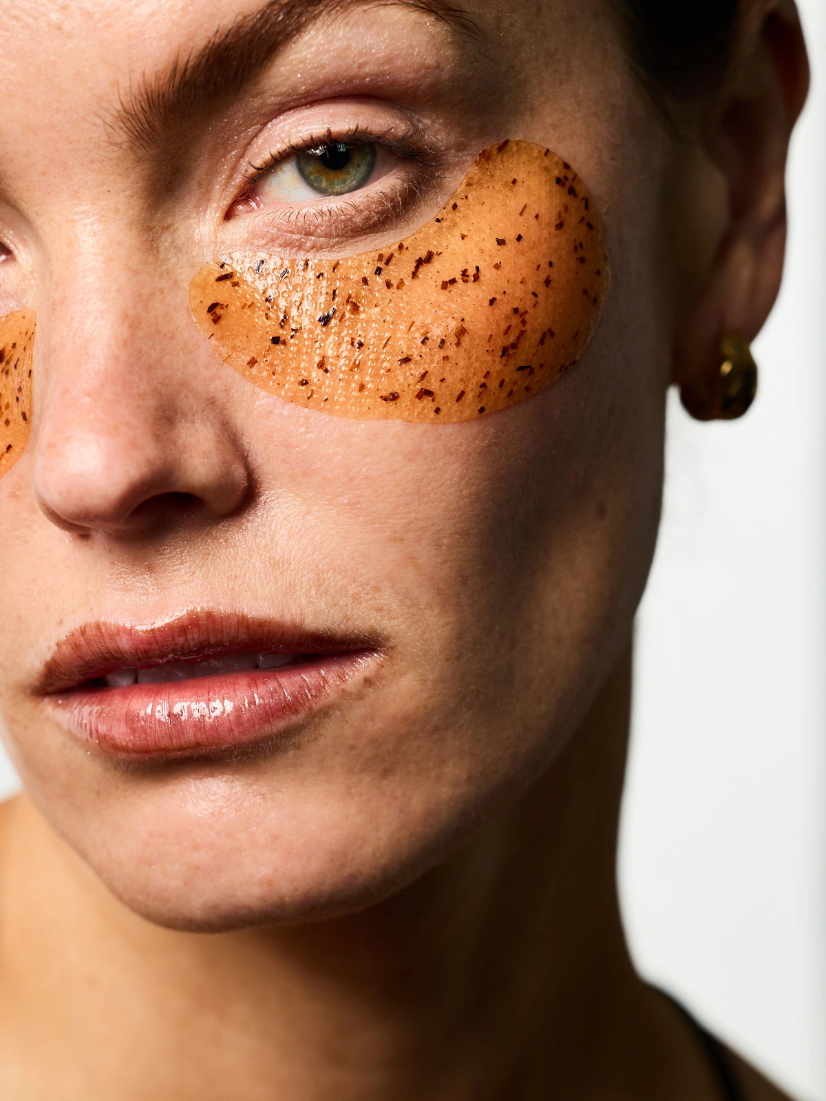 Femme portant les Patchs Yeux Hydratants.