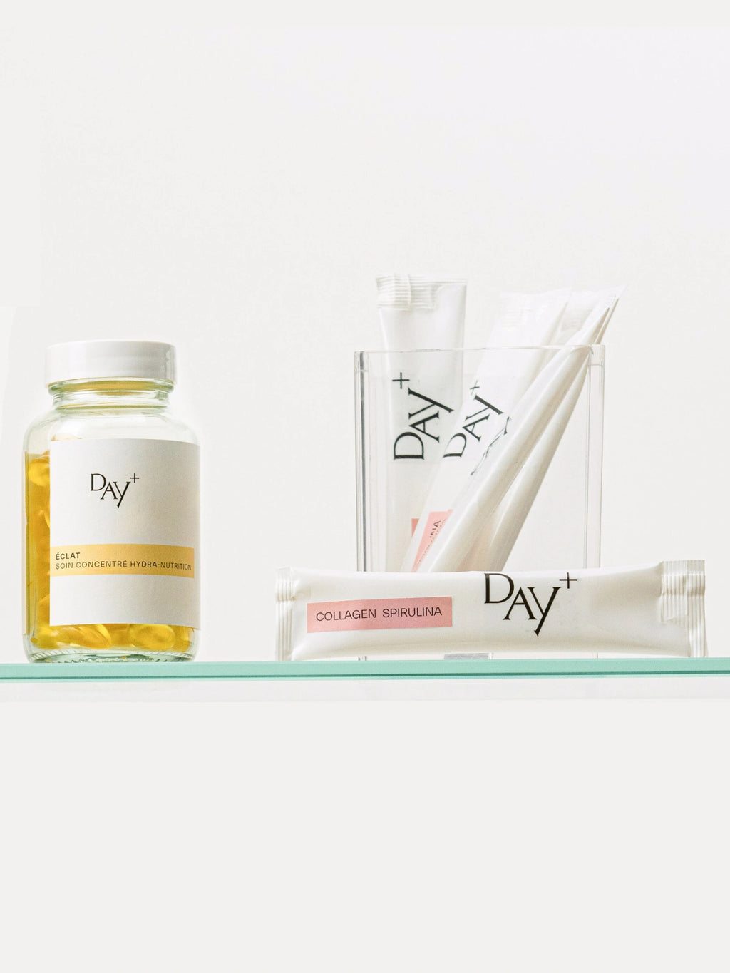 Duo de compléments Peau Parfaite sur l'étagère d'une salle de bain.