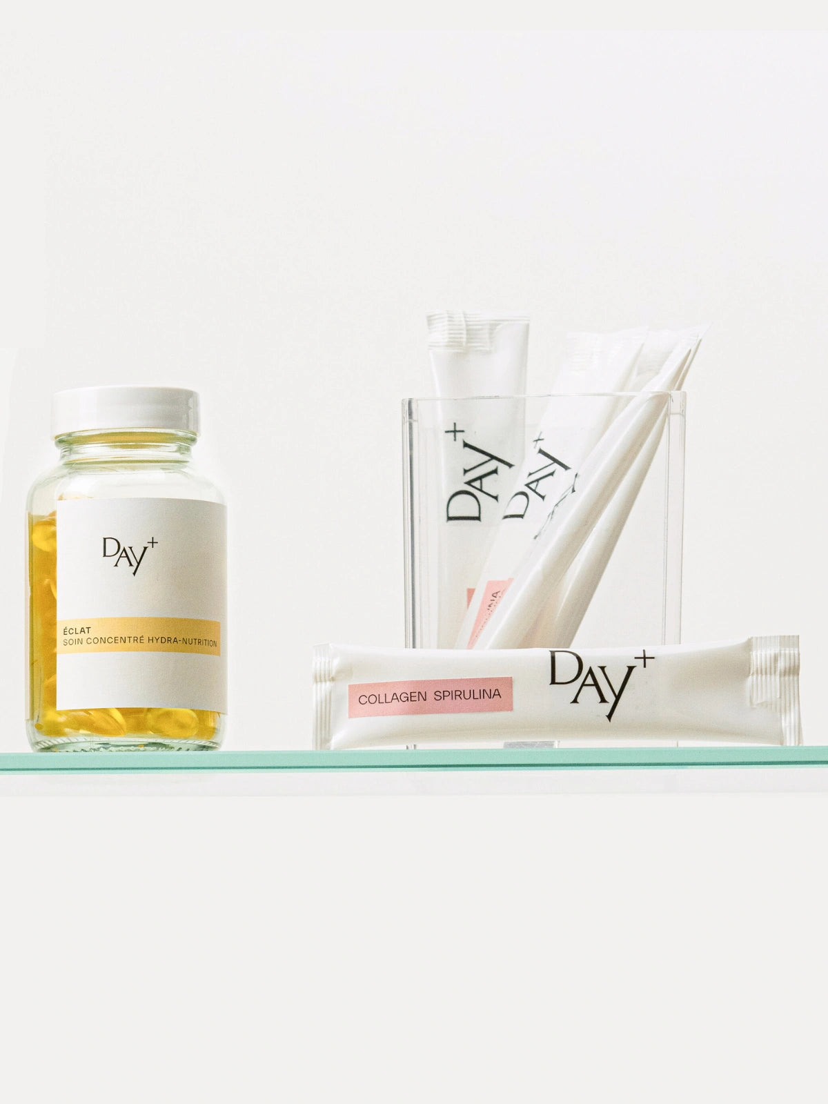 Duo de compléments Peau Parfaite sur l'étagère d'une salle de bain.