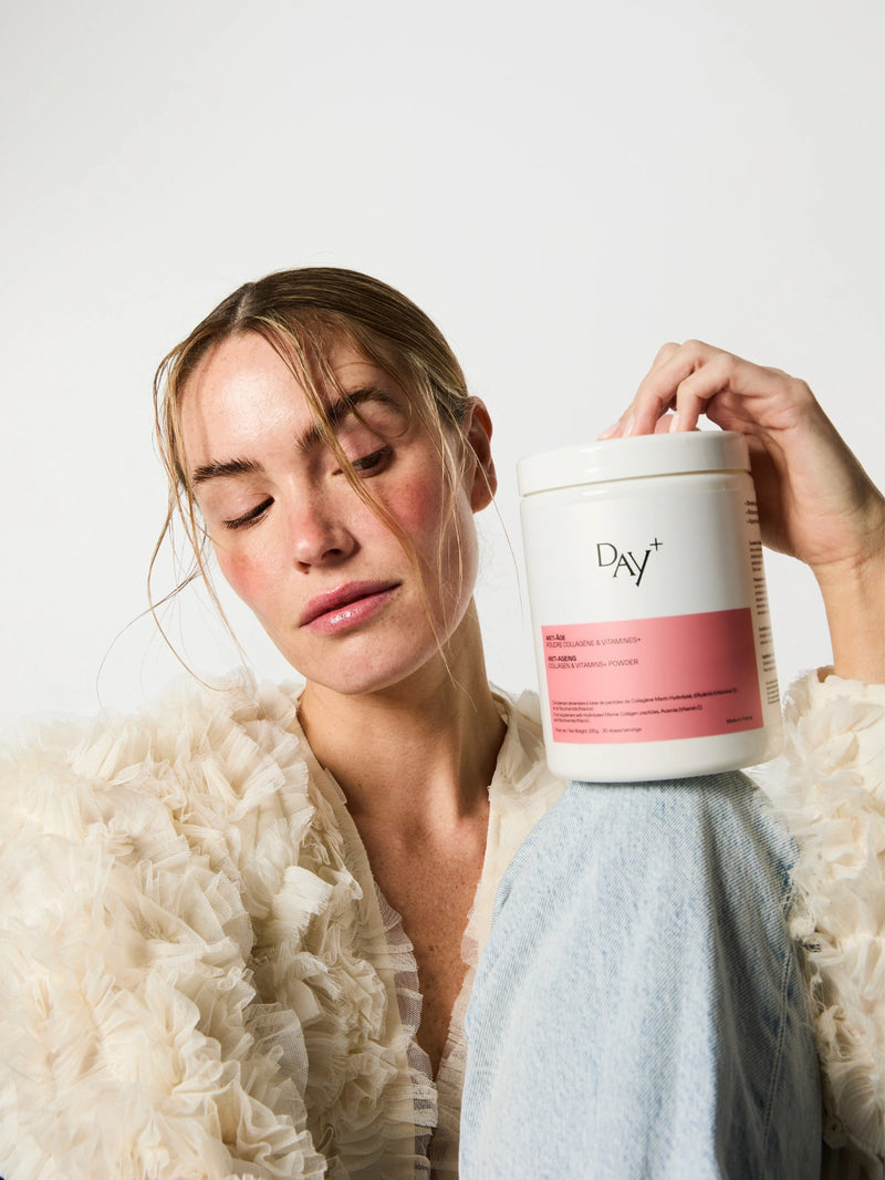Femme avec la Poudre au collagène et aux vitamines de chez Day+.