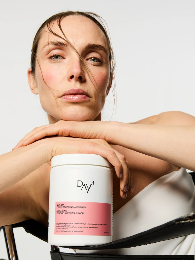 Femme accoudée à la Poudre Collagène & Vitamines+.