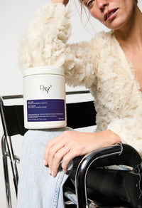 Femme avec la Poudre Collagène & Vitamines+ bleue.